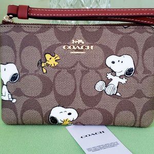 NWT Coach X Peanuts Corner Zip Wristlet Signature Canvas Snoopy Woodstock CF214